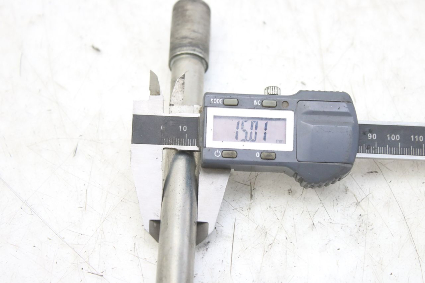 photo de FRONT WHEEL AXLE PEUGEOT ELYSTAR 50 (2002 - 2014) - Zoom on usage condition