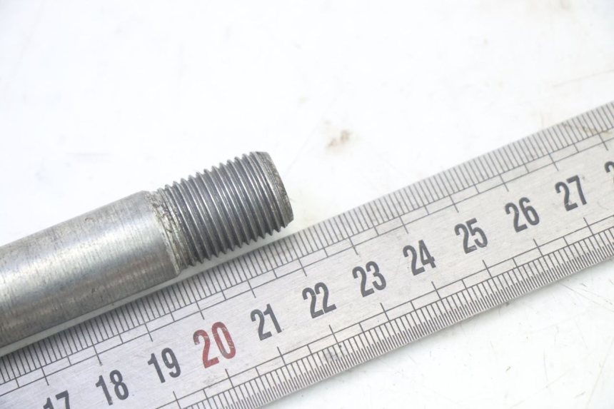 photo de FRONT WHEEL AXLE APRILIA ETX 125 (1998 - 2002) - Alternative perspective