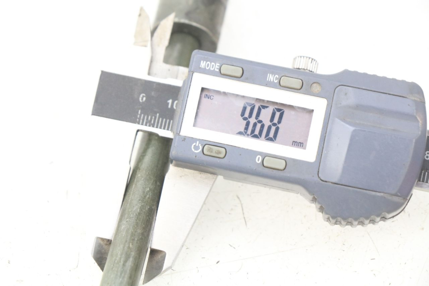 photo de FRONT WHEEL AXLE JM MOTORS EVOLIS 4T 50 (2018 - 2022) - Zoom on usage condition