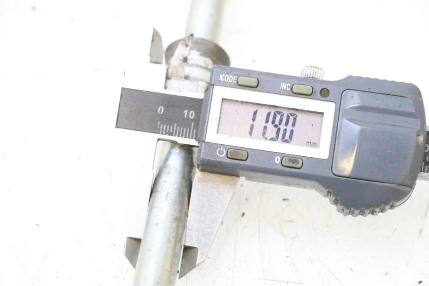 photo de FRONT WHEEL AXLE KEEWAY F-ACT FACT EVO 50 (2020 - 2026) - Alternative perspective
