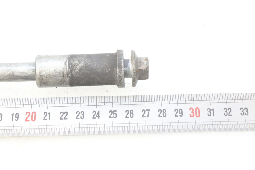 photo de FRONT WHEEL AXLE HONDA FES PANTHEON 2T 125 (1998 - 2002) - Component detail