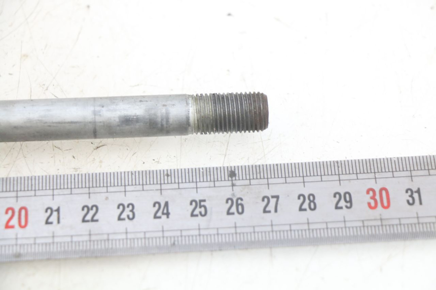 photo de FRONT WHEEL AXLE HONDA FES PANTHEON 2T 125 (1998 - 2002) - Component detail