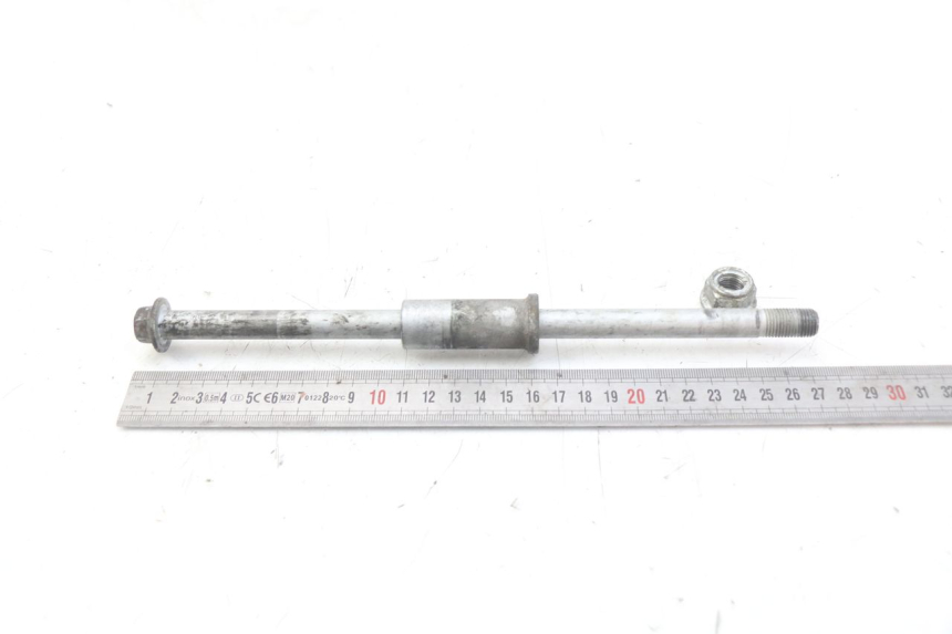 photo de FRONT WHEEL AXLE HONDA FES PANTHEON 2T 125 (1998 - 2002) - Component detail