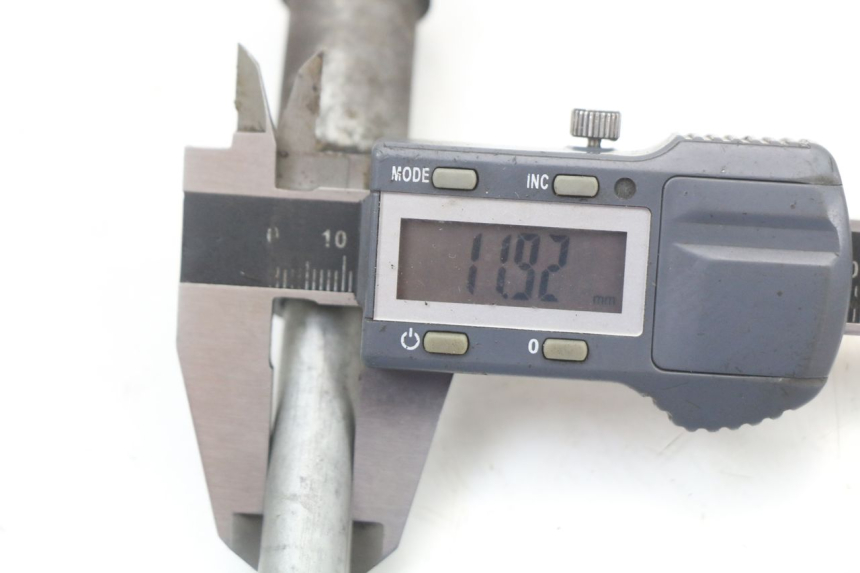 photo de FRONT WHEEL AXLE HONDA FES PANTHEON 2T 125 (1998 - 2002) - Alternative perspective