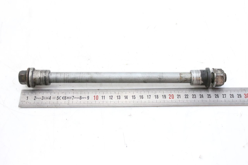 photo de FRONT WHEEL AXLE HONDA FES S-WING SWING ABS 125 (2007 - 2015) - Zoom on usage condition