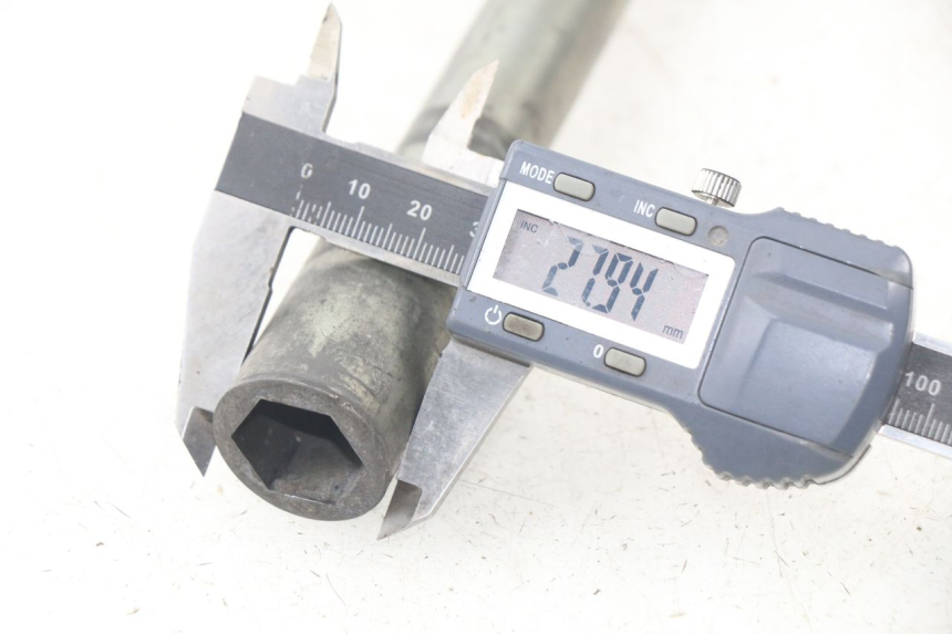 photo de FRONT WHEEL AXLE YAMAHA FJR ABS 1300 (2006 - 2012) - Alternative perspective