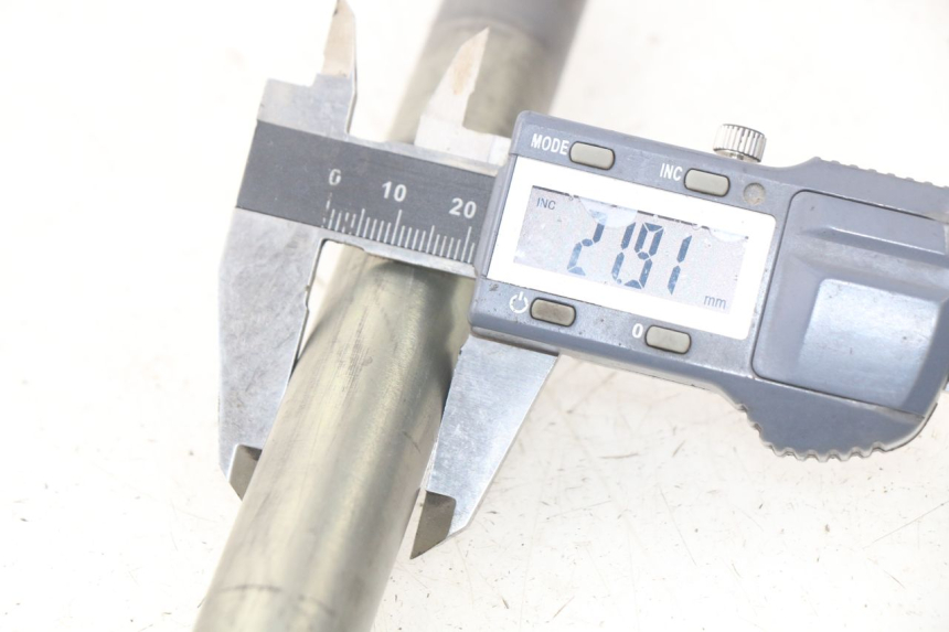 photo de FRONT WHEEL AXLE YAMAHA FJR ABS 1300 (2006 - 2012) - Technical close-up