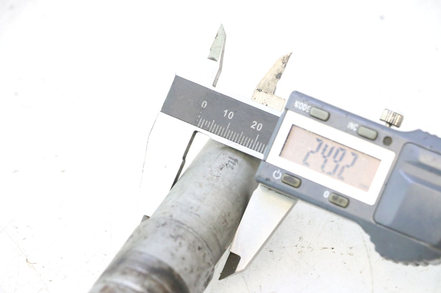 photo de FRONT WHEEL AXLE HONDA FJS SILVER WING SILVERWING 400 (2005 - 2008) - Alternative perspective