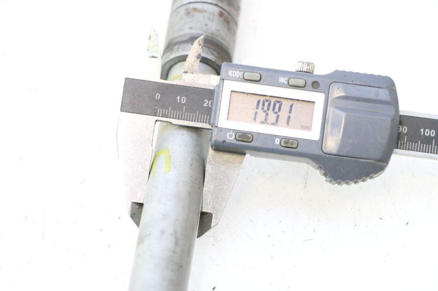 photo de FRONT WHEEL AXLE HONDA FJS SILVER WING SILVERWING 400 (2005 - 2008) - Technical close-up