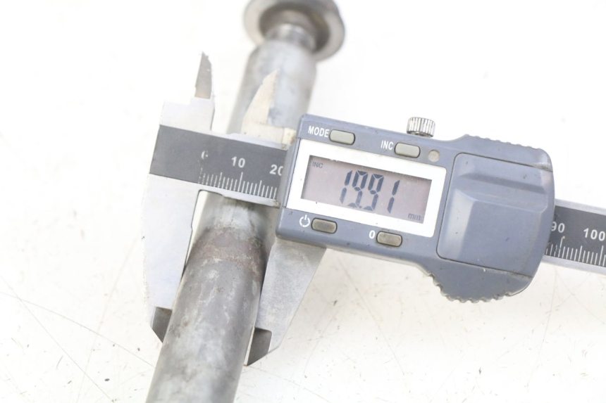 photo de FRONT WHEEL AXLE HONDA FJS SILVERWING SILVER WING 400 (2009 - 2016) - Zoom on usage condition