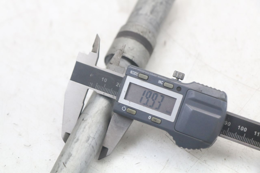 photo de FRONT WHEEL AXLE HONDA FJS SILVERWING SILVER WING 600 (2001 - 2010) - Technical close-up