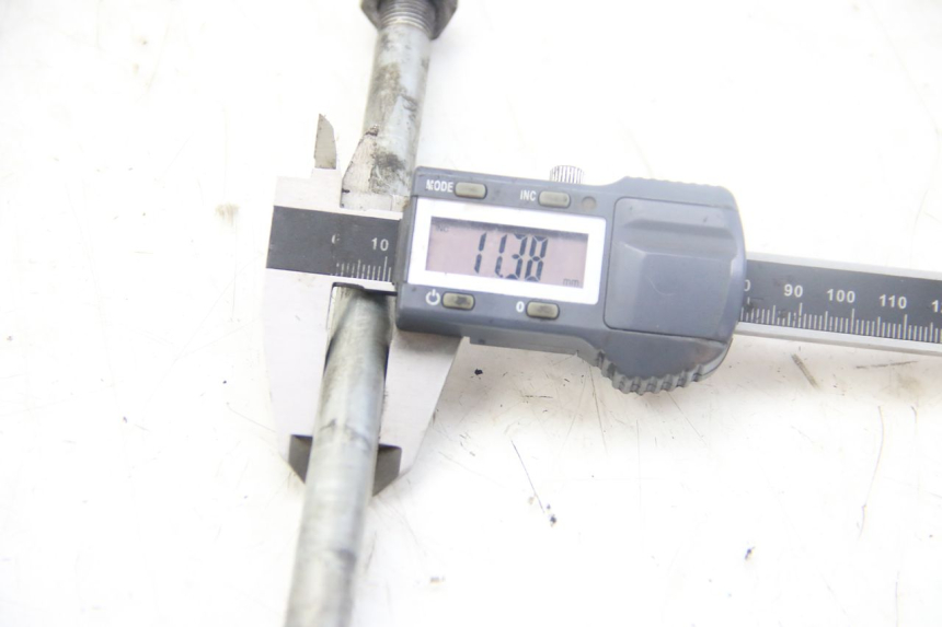 photo de FRONT WHEEL AXLE MBK FLIPPER 50 (2004 - 2012) - Zoom on usage condition