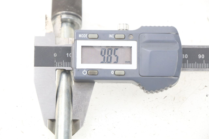 photo de FRONT WHEEL AXLE MBK FLIPPER 115 (2013 - 2017) - Zoom on usage condition