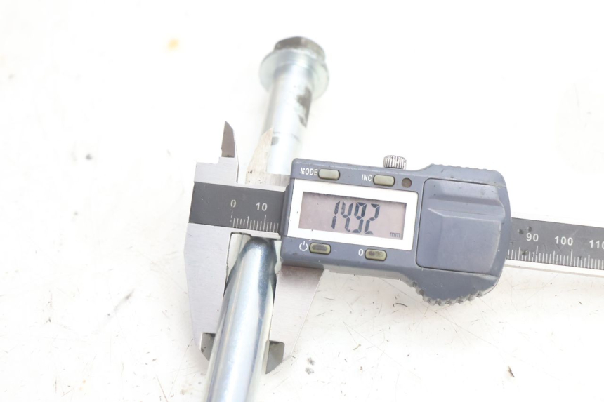 photo de FRONT WHEEL AXLE PIAGGIO FLY 2T 50 (2004 - 2017) - Technical close-up