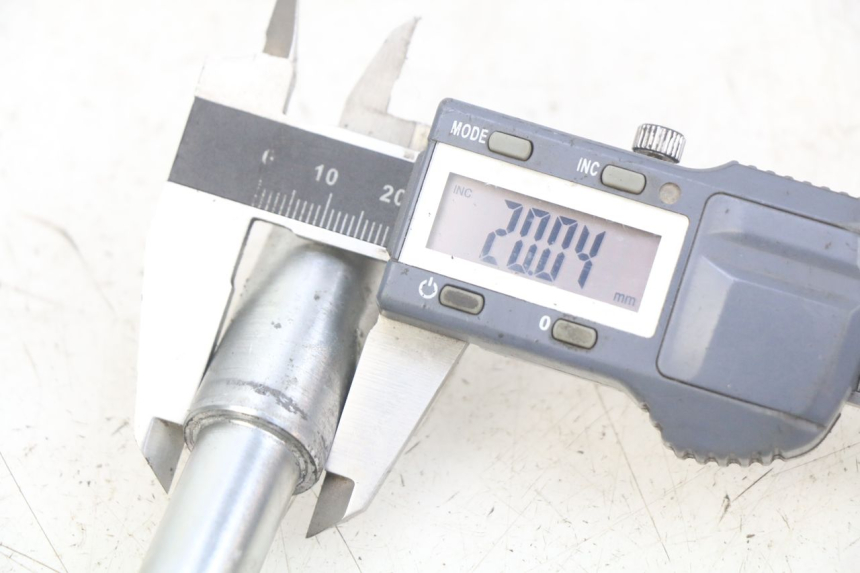 photo de FRONT WHEEL AXLE PIAGGIO FLY 4T 50 (2013 - 2017) - Component detail