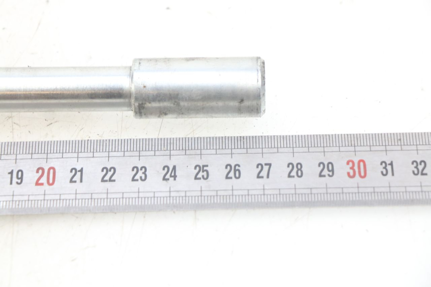 photo de FRONT WHEEL AXLE PIAGGIO FLY 4T 50 (2013 - 2017) - Alternative perspective