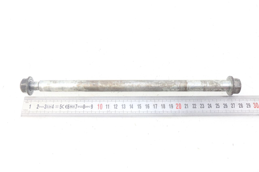 photo de FRONT WHEEL AXLE PIAGGIO FLY 125 (2005 - 2012) - Zoom on usage condition