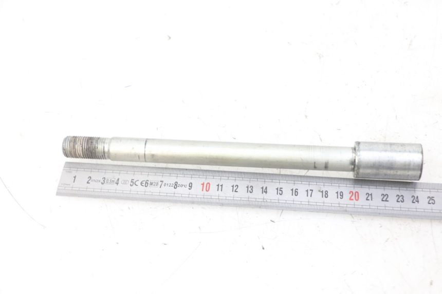 photo de FRONT WHEEL AXLE HONDA FORZA ABS 300 (2013 - 2017) - Zoom on usage condition