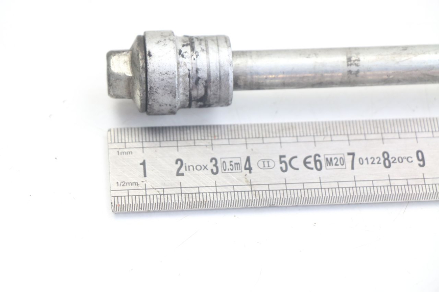 photo de FRONT WHEEL AXLE HONDA FORZA 125 (2015 - 2016) - Zoom on usage condition