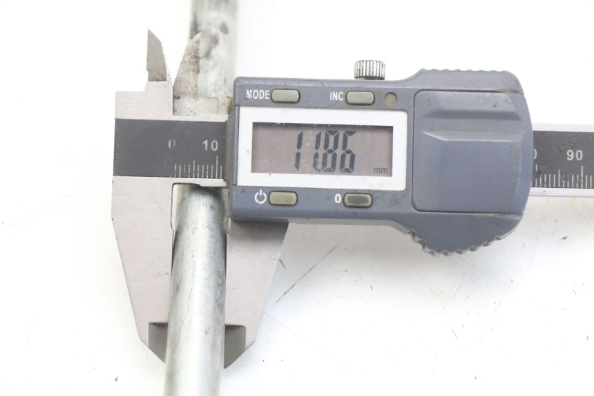 photo de FRONT WHEEL AXLE HONDA FORZA 125 (2015 - 2016) - Technical close-up