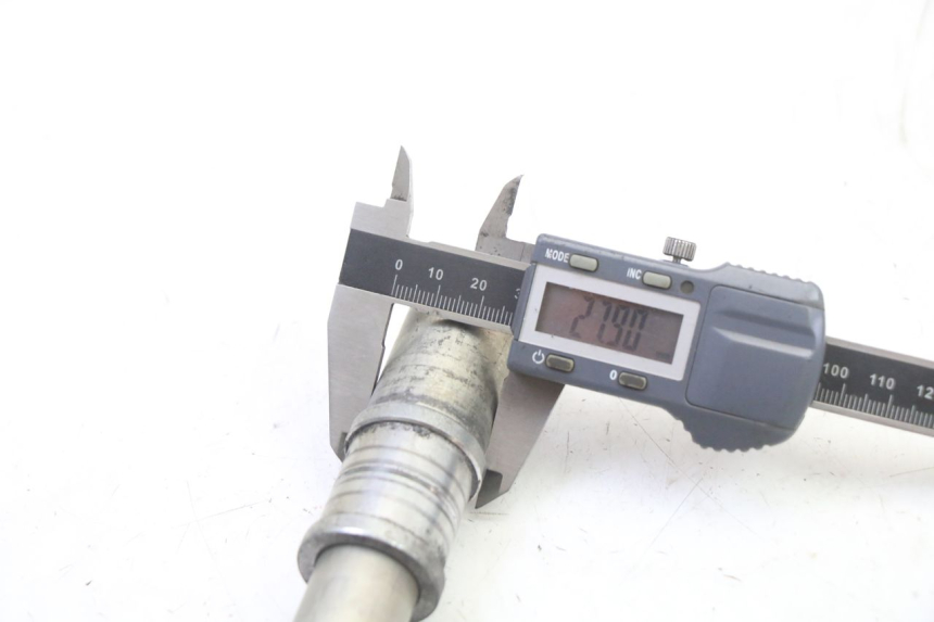 photo de FRONT WHEEL AXLE YAMAHA FZ6 FAZER S2 600 (2007 - 2011) - Technical close-up