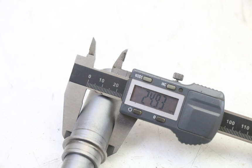 photo de FRONT WHEEL AXLE BMW G310 R 310 (2016 - 2020) - Technical close-up