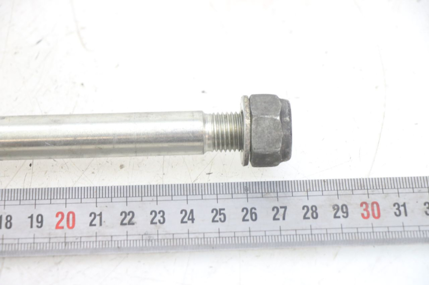 photo de FRONT WHEEL AXLE PEUGEOT GEOPOLIS RS 125 (2007 - 2009) - Zoom on usage condition