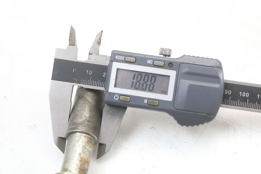 photo de FRONT WHEEL AXLE PEUGEOT GEOPOLIS RS 125 (2007 - 2009) - Technical close-up