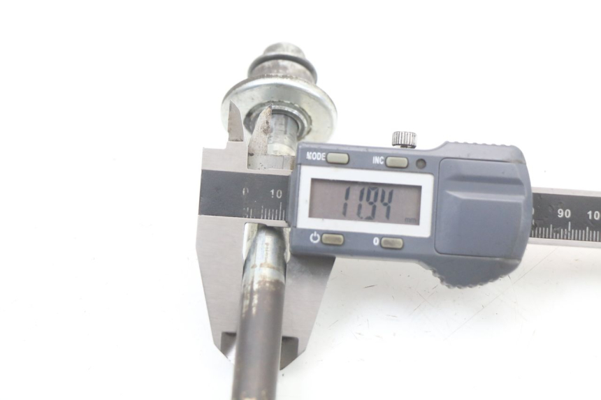 photo de FRONT WHEEL AXLE HYOSUNG GF 125 (2001 - 2005) - Alternative perspective