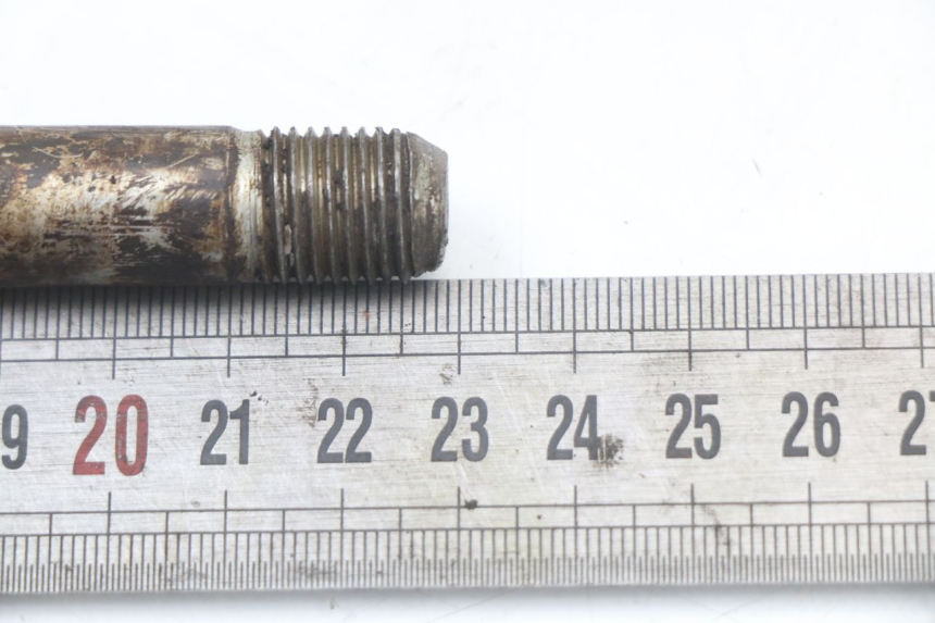 photo de FRONT WHEEL AXLE SUZUKI GN 125 (1997 - 2000) - Zoom on usage condition