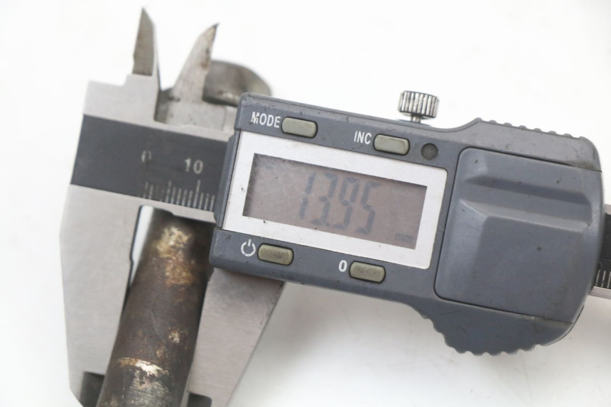 photo de FRONT WHEEL AXLE SUZUKI GN 125 (1997 - 2000) - Alternative perspective