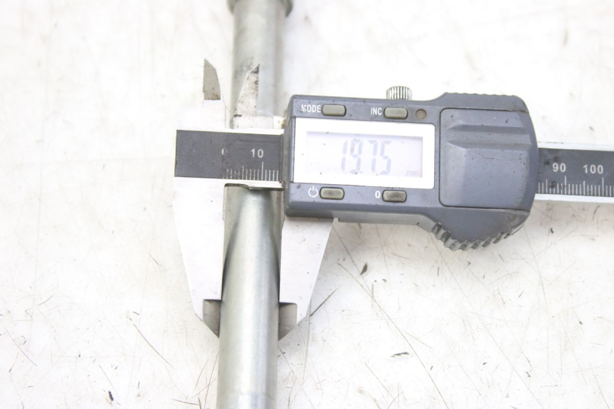 photo de FRONT WHEEL AXLE DERBI GPR 50 (2004 - 2009) - Zoom on usage condition