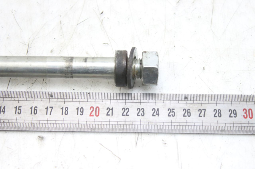 photo de FRONT WHEEL AXLE DERBI GPR 50 (2004 - 2009) - Alternative perspective