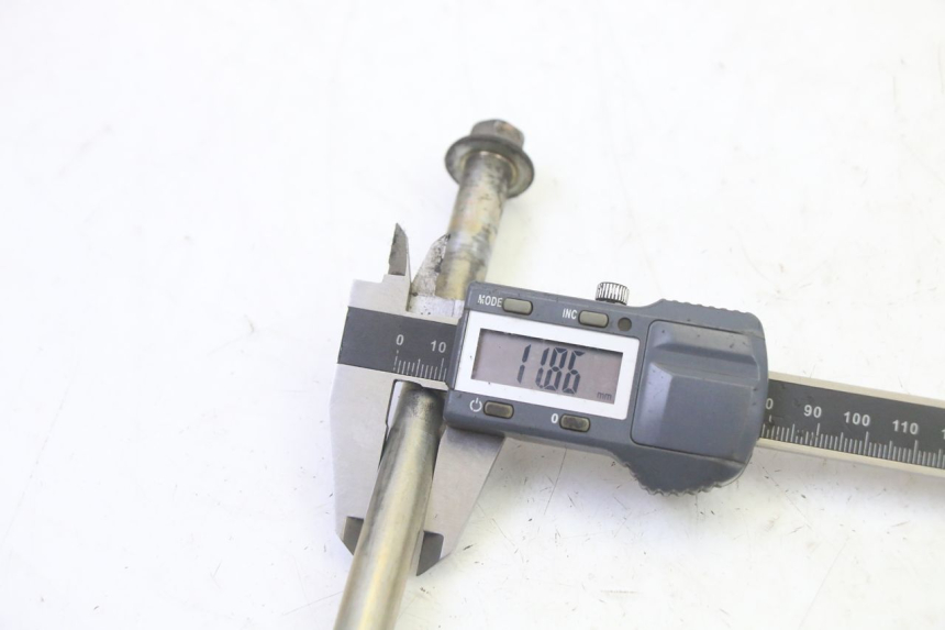 photo de FRONT WHEEL AXLE KYMCO GRAND DINK 125 (2008 - 2014) - Technical close-up