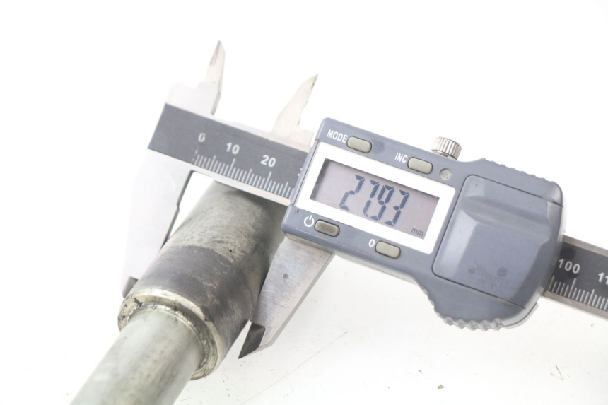 photo de FRONT WHEEL AXLE SUZUKI GSF N BANDIT 1200 (1996 - 1999) - Alternative perspective