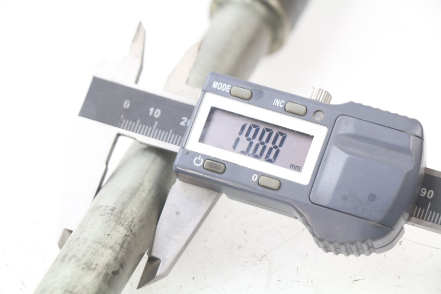 photo de FRONT WHEEL AXLE SUZUKI GSF N BANDIT 1200 (1996 - 1999) - Technical close-up