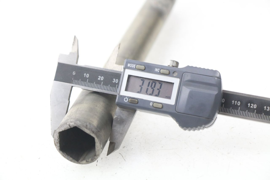 photo de FRONT WHEEL AXLE SUZUKI GSX-R GSXR 600 (2008 - 2010) - Alternative perspective