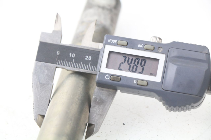 photo de FRONT WHEEL AXLE SUZUKI GSX-R GSXR 600 (2008 - 2010) - Technical close-up