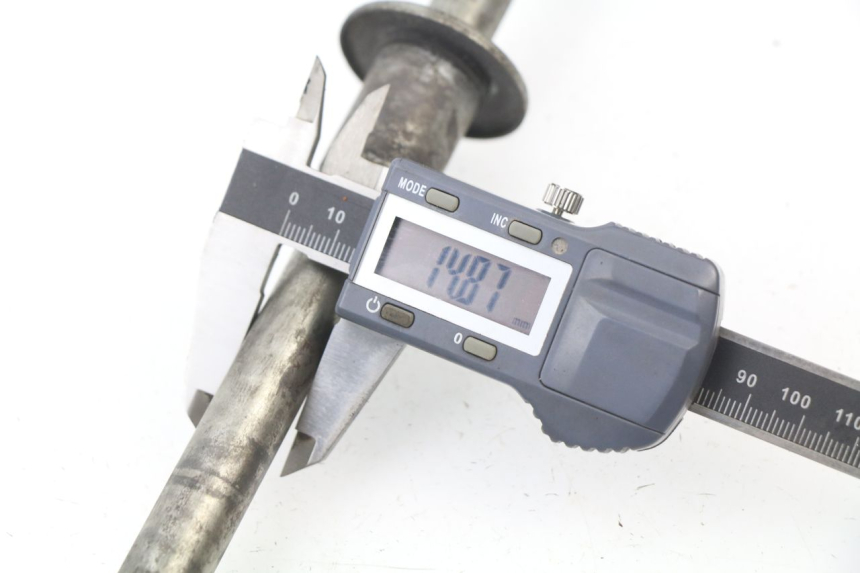 photo de FRONT WHEEL AXLE SUZUKI GSXF GSX F 600 (1988 - 1997) - Zoom on usage condition