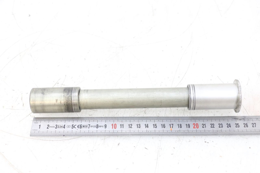 photo de FRONT WHEEL AXLE SUZUKI GSXR GSX-R 1000 (2003 - 2004) - Zoom on usage condition