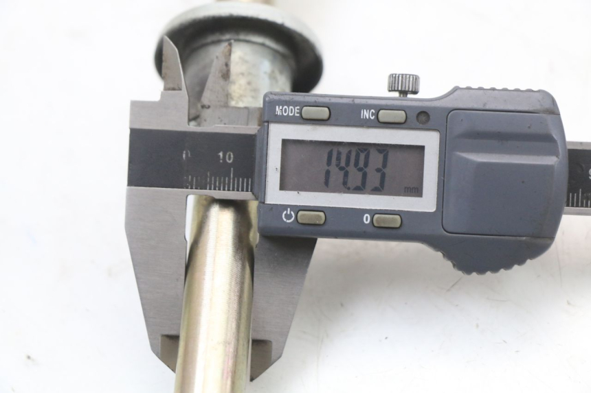 photo de FRONT WHEEL AXLE HYOSUNG GTR 125 (2006 - 2008) - Technical close-up