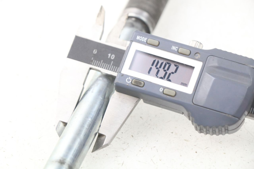 photo de FRONT WHEEL AXLE SYM GTS EFI ABS 125 (2012 - 2016) - Alternative perspective