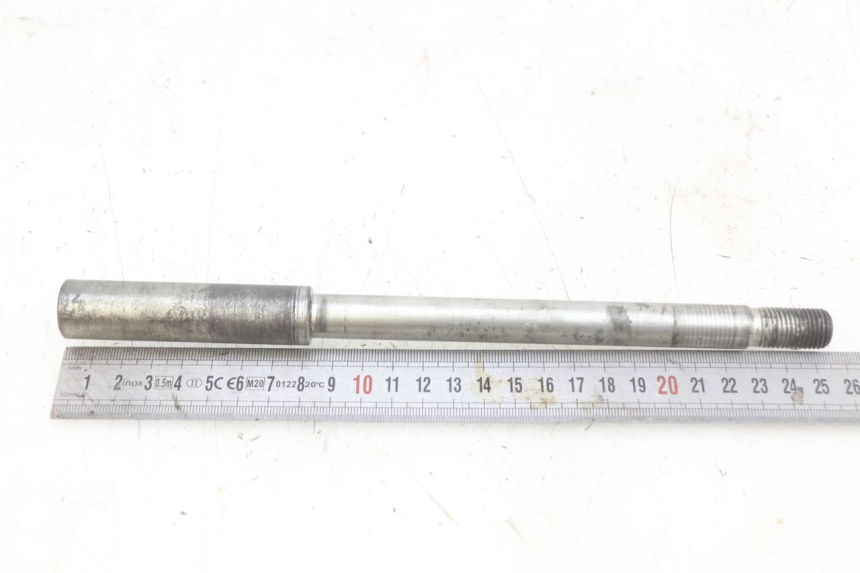 photo de FRONT WHEEL AXLE SYM GTS EFI 125 (2012 - 2016) - Zoom on usage condition