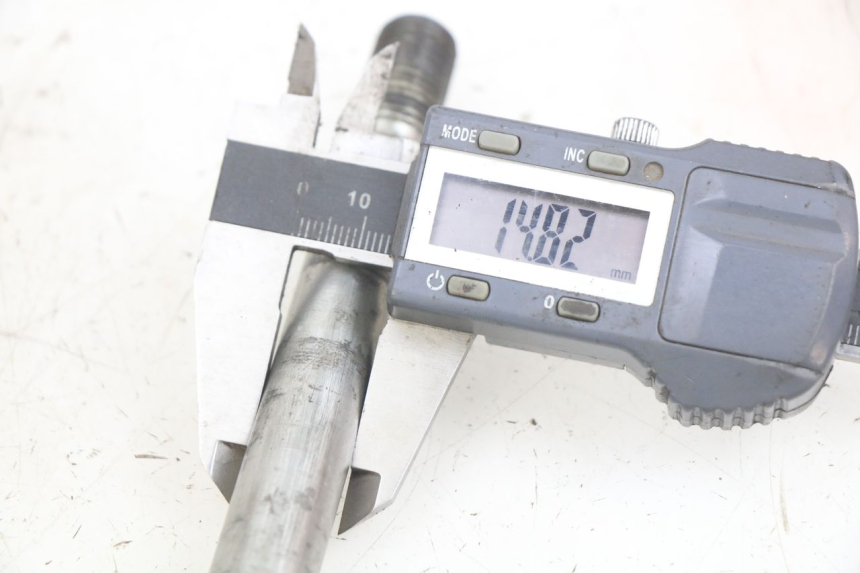 photo de FRONT WHEEL AXLE SYM GTS EFI 125 (2012 - 2016) - Technical close-up