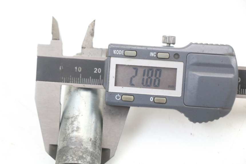 photo de FRONT WHEEL AXLE SUZUKI GZ MARAUDER 125 (1998 - 2004) - Alternative perspective