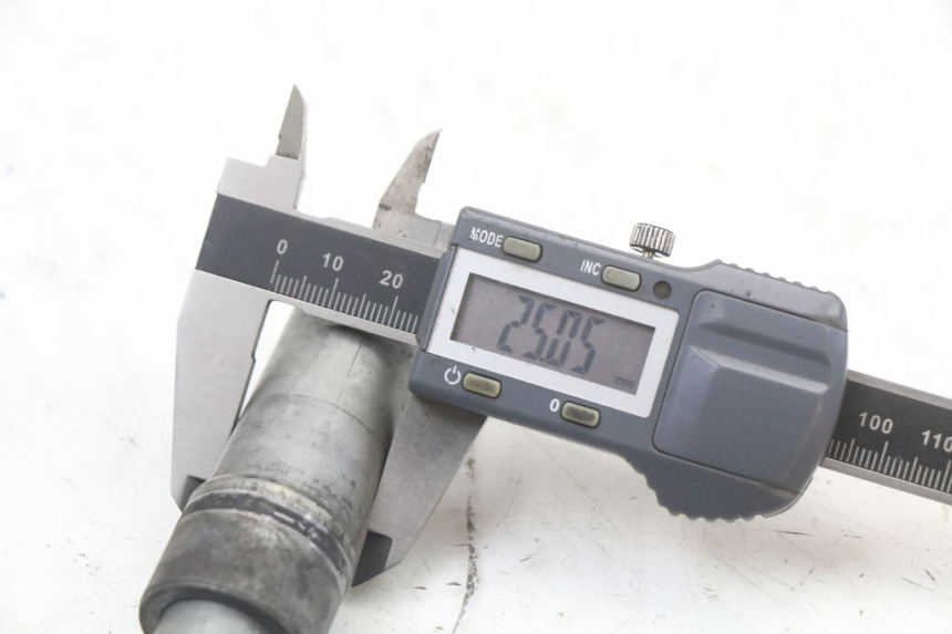 photo de FRONT WHEEL AXLE HONDA CBR F 1000 (1993 - 1996) - Technical close-up