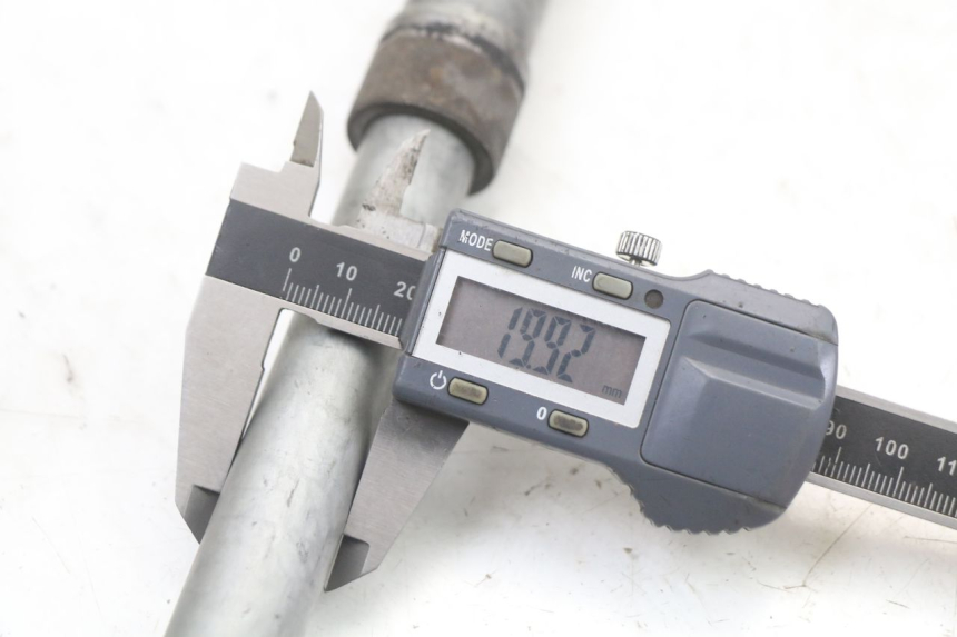 photo de FRONT WHEEL AXLE HONDA CBR F 1000 (1993 - 1996) - Product overview