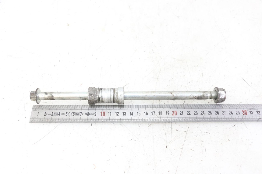 photo de FRONT WHEEL AXLE HONDA FORZA 125 (2021 - 2025) - Zoom on usage condition