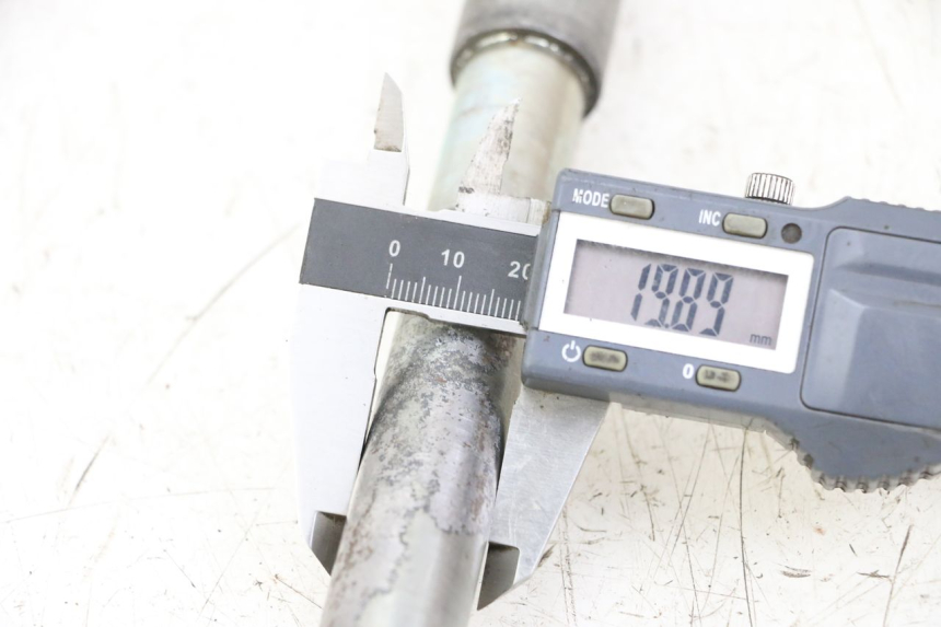 photo de FRONT WHEEL AXLE HONDA VT C2 SHADOW 750 (1997 - 2001) - Component detail