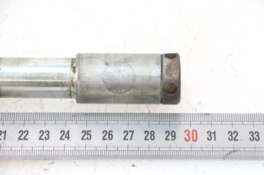 photo de FRONT WHEEL AXLE HONDA VT C2 SHADOW 750 (1997 - 2001) - Zoom on usage condition